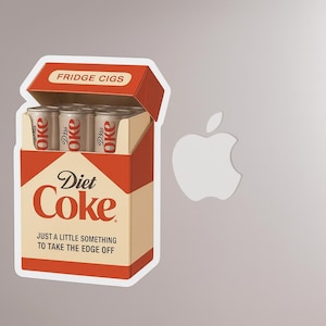 K&ouml;nnte beinhalten: Ein Aufkleber mit einer Diet Coke-Schachtel mit dem Text "Diet Coke" und "Just a little something to take the edge off". Die Schachtel enth&auml;lt kleine Dosen mit der Aufschrift "Dr. Oke". Auf der Oberseite der Schachtel steht "FRIDGE CIGS".