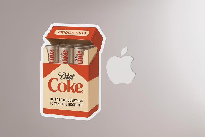 K&ouml;nnte beinhalten: Ein Aufkleber mit einer Diet Coke-Schachtel mit dem Text "Diet Coke" und "Just a little something to take the edge off". Die Schachtel enth&auml;lt kleine Dosen mit der Aufschrift "Dr. Oke". Auf der Oberseite der Schachtel steht "FRIDGE CIGS".