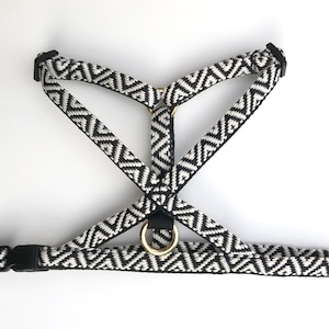 Arnés para perros con estampado geométrico en blanco y negro, talla XS-S