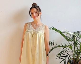 vintage jaune pâle maxi night dress nightie slip 1970's pastel long maxi nightgown dress ~ nylon taille petit medium made in Canada