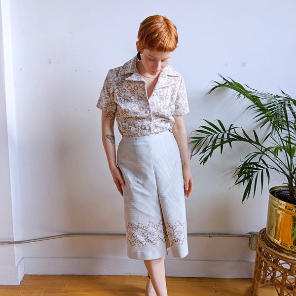 Vintage 1970er Jahre Retro Beige und Creme Größe 4 Polyester Mischung Strickanzug Set braun tan Blumenmuster Venezia strickt