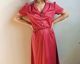 Vintage anni '60 punteggiato rosso sangue di bue pulsante davanti House Dress Retro diner ragazza Pinup Girl Fashion