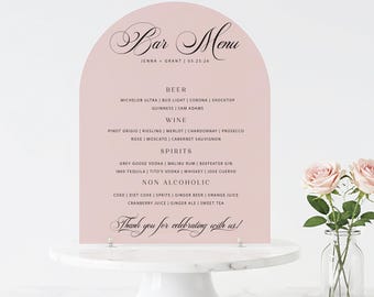 Puede incluir: Un menú de bar rosa arqueado sobre un soporte para pasteles blanco. El menú enumera cerveza, vino, licores y bebidas sin alcohol. El texto dice "Bar Menu" y "Thank you for celebrating with us!" con los nombres Jenna + Grant y la fecha 05.25.26.