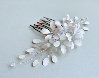 Hair comb with small lacquer flowers