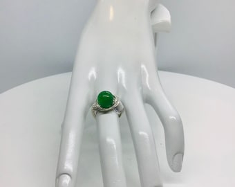 Draht gewickelter silberfarbener Ring mit grüner Aventurinperle