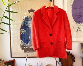 Trinder und Boylan Koralle Rot Fuzzy Pullover Mantel mit künstlerischen Knöpfen