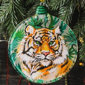 Splendida palla di Natale in vetro a forma di tigre; pannello decorativo da parete in vetro fuso con motivi colorati dipinti ad olio per l&#39;albero di Natale.