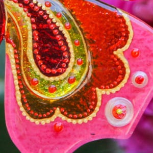 Panel de pared de vidrio pintado con mariposa rosa; Atrapasol transparente y colorido; Regalo artístico único imagen 5