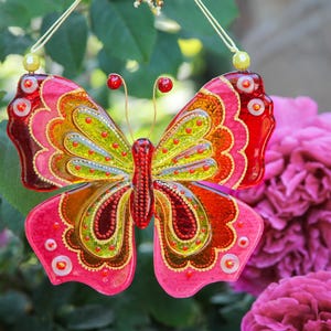 Panel de pared de vidrio pintado con mariposa rosa; Atrapasol transparente y colorido; Regalo artístico único imagen 2