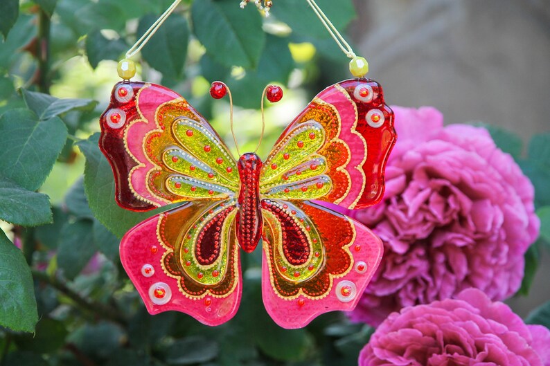 Panel de pared de vidrio pintado con mariposa rosa; Atrapasol transparente y colorido; Regalo artístico único imagen 2