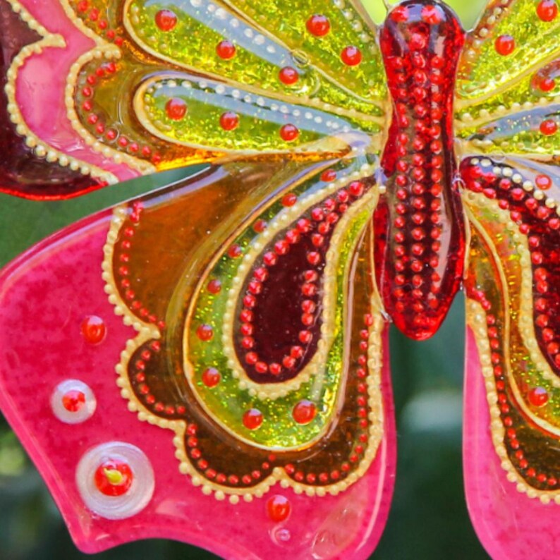Panel de pared de vidrio pintado con mariposa rosa; Atrapasol transparente y colorido; Regalo artístico único imagen 6
