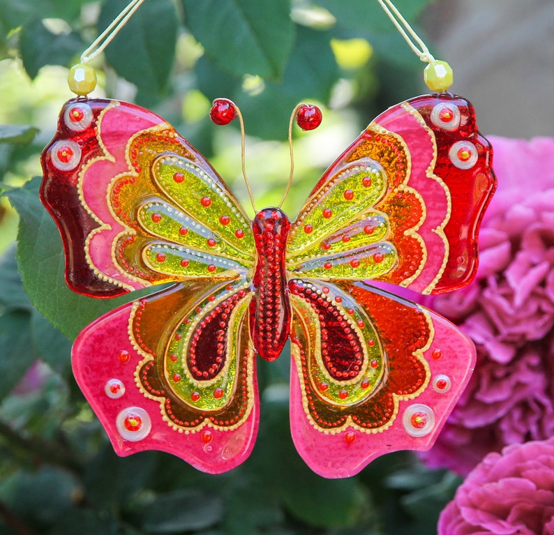 Panel de pared de vidrio pintado con mariposa rosa; Atrapasol transparente y colorido; Regalo artístico único imagen 1