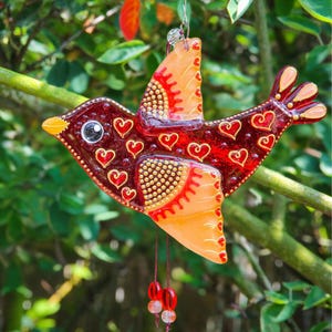 Uccello di San Valentino, simpatico regalo per San Valentino con cuore, pannello da parete in vetro fuso fatto a mano, acchiappasole dipinto, regalo insolito per la persona amata