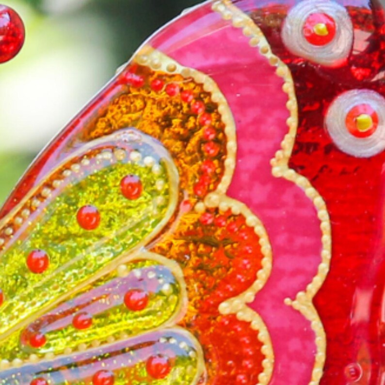 Panel de pared de vidrio pintado con mariposa rosa; Atrapasol transparente y colorido; Regalo artístico único imagen 4