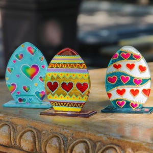 Osterei Glas handgemaltes Geschenk, niedliches modernes Osterdesign, erstes buntes Geschenk zu Ostern mit personalisiertem Namen. Stehendes Ei Dekor