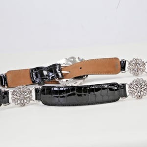 Cinturón vintage Brighton de piel negra con relieve de cocodrilo y hebilla de cristal plateado, talla 38. imagen 9