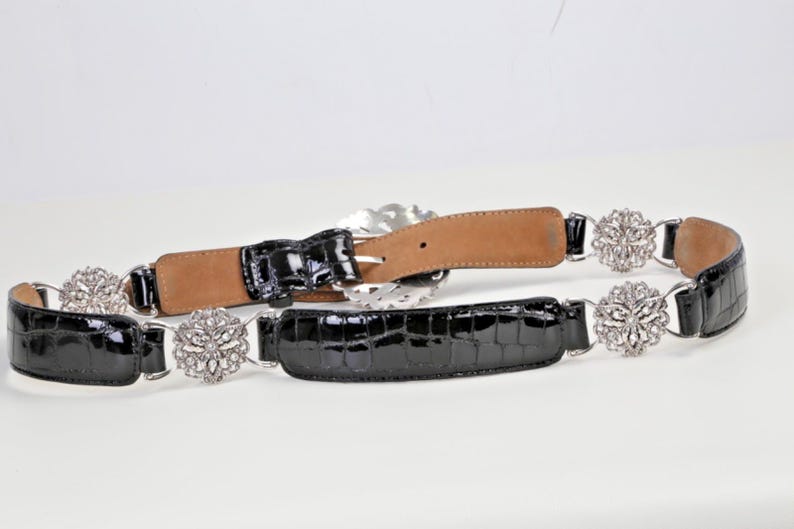 Cinturón vintage Brighton de piel negra con relieve de cocodrilo y hebilla de cristal plateado, talla 38. imagen 9
