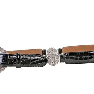 Cinturón vintage Brighton de piel negra con relieve de cocodrilo y hebilla de cristal plateado, talla 38. imagen 8