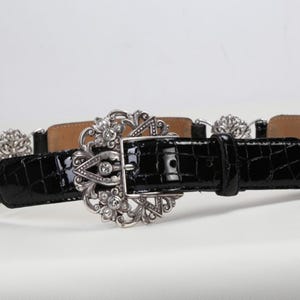 Cinturón vintage Brighton de piel negra con relieve de cocodrilo y hebilla de cristal plateado, talla 38. imagen 2