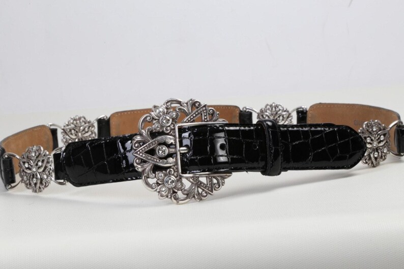 Cinturón vintage Brighton de piel negra con relieve de cocodrilo y hebilla de cristal plateado, talla 38. imagen 2