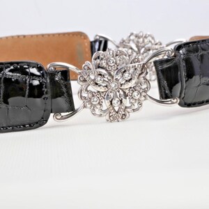 Cinturón vintage Brighton de piel negra con relieve de cocodrilo y hebilla de cristal plateado, talla 38. imagen 10