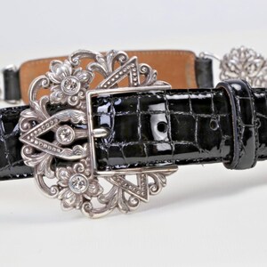 Cinturón vintage Brighton de piel negra con relieve de cocodrilo y hebilla de cristal plateado, talla 38. imagen 6