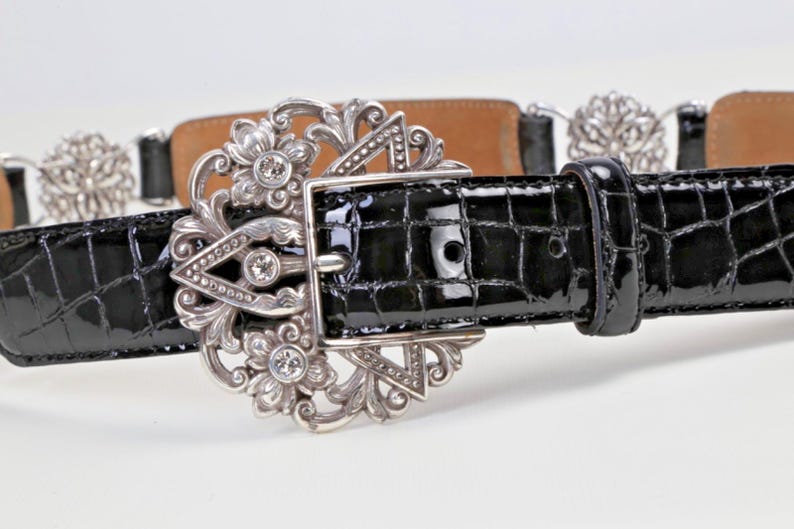 Cinturón vintage Brighton de piel negra con relieve de cocodrilo y hebilla de cristal plateado, talla 38. imagen 6