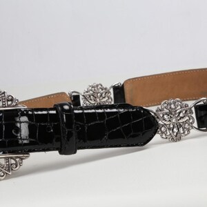Cinturón vintage Brighton de piel negra con relieve de cocodrilo y hebilla de cristal plateado, talla 38. imagen 7