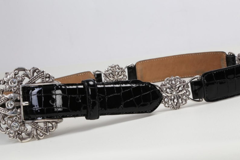 Cinturón vintage Brighton de piel negra con relieve de cocodrilo y hebilla de cristal plateado, talla 38. imagen 7