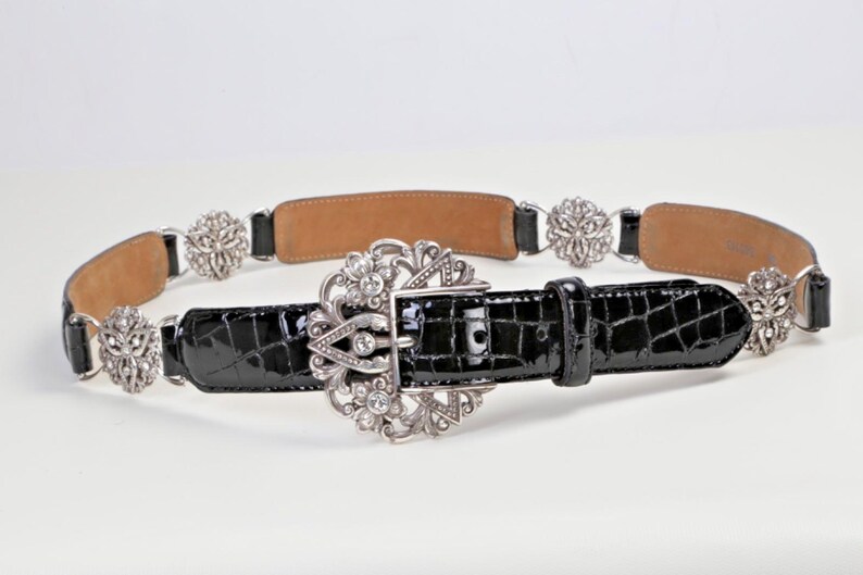 Cinturón vintage Brighton de piel negra con relieve de cocodrilo y hebilla de cristal plateado, talla 38. imagen 3