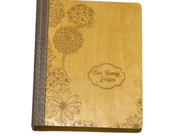 Personalisiertes Rezeptbuch mit Hortensien-Dahlie Gravur, Individuelles Kochbuch mit Holz-Leder gebunden, Geschenkidee zu Weihnachten oder Geschenk zum 5-jährigen Jubiläum