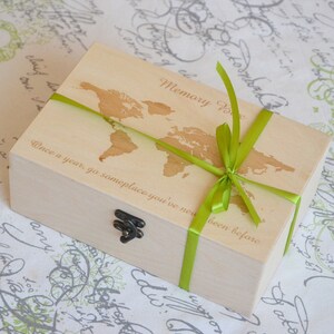 Boîte souvenir d'aventure personnalisée gravée de la carte du monde, boîte souvenir personnalisée en bois, cadeau de Noël parfait, boîte de rangement de photos et de souvenir
