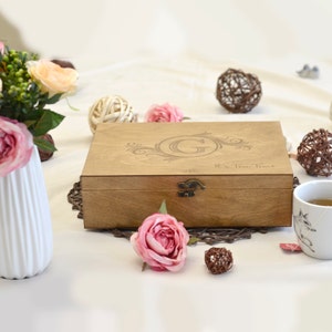Monogrammierte Teekiste für Mann oder Frau - Personalisierte Holz Tee Box mit Fächern - Ideale Housewarming oder Weihnachtsgeschenk