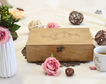 Theekist met monogram voor man of vrouw - gepersonaliseerde houten theedoos met vakken - ideaal housewarming- of kerstcadeau