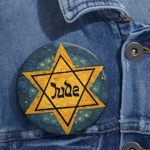 Könnte beinhalten: Ein blauer und goldener Knopf mit einem sechszackigen Stern und dem Wort "Jude" in hebräischer Schrift.