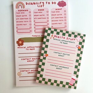 Puede incluir: Lista de verificaci&oacute;n rosa y verde con un dise&ntilde;o de arco&iacute;ris y el texto "Disability To Do List". La lista incluye secciones para la ma&ntilde;ana, el mediod&iacute;a y la noche con casillas de verificaci&oacute;n para tareas como tomar medicamentos, beber agua, comer algo, cepillarse los dientes y lavarse la cara. Tambi&eacute;n hay una secci&oacute;n para "Today's Ma" y una lista de verificaci&oacute;n separada para "Health Stuff" con secciones para "Medical Appointments to Make", "Contact Doctor About", y "Contact Insurance About".