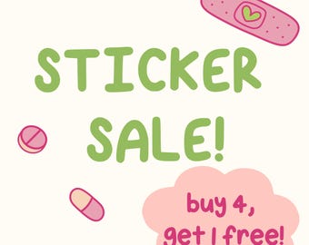 Può includere: Una grafica con il testo verde STICKER SALE!, un cerotto adesivo rosa, una piccola pillola rotonda rosa, una capsula rosa e una forma a nuvola rosa contenente il testo buy 4, get 1 free! Il design utilizza un colore di sfondo crema molto chiaro.
