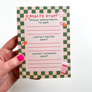 Puede incluir: Una lista de verificaci&oacute;n rosa y verde con un patr&oacute;n a cuadros. La lista de verificaci&oacute;n se titula "Health Stuff" e incluye secciones para "Medical Appointments to Make", "Contact Doctor About" y "Contact Insurance About".