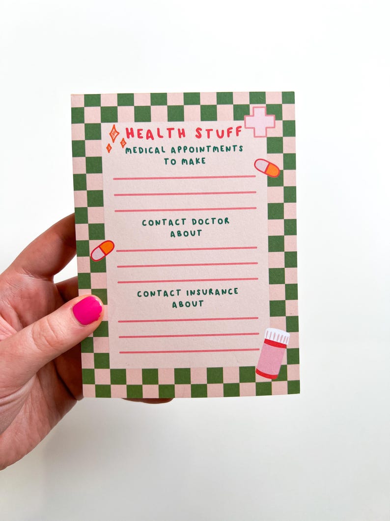 Puede incluir: Una lista de verificaci&oacute;n rosa y verde con un patr&oacute;n a cuadros. La lista de verificaci&oacute;n se titula "Health Stuff" e incluye secciones para "Medical Appointments to Make", "Contact Doctor About" y "Contact Insurance About".