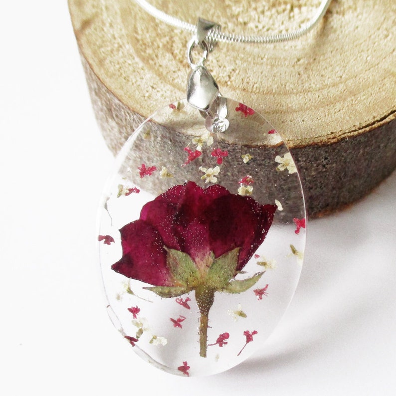 Natural jewel Necklace in colorful dried flowers Rose Passion oval pendant in romantic flower resin