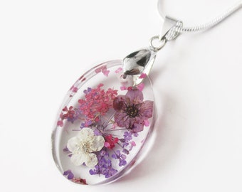 Oval lilac pendant in flowered resin Nature jewelry Women's necklace in colored dried flowers