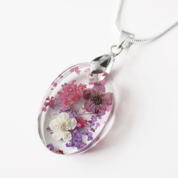 Pendentif Lilas ovale en résine fleurie Bijou nature Collier pour femme en fleurs séchées colorées