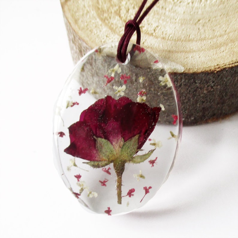 Natural jewel Necklace in colorful dried flowers Rose Passion oval pendant in romantic flower resin