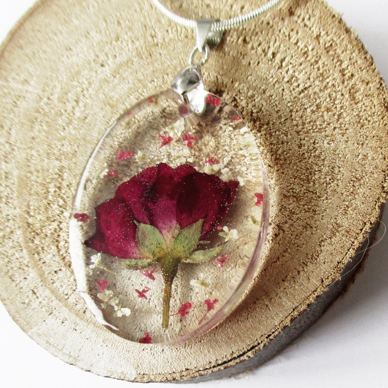 Natural jewel Necklace in colorful dried flowers Rose Passion oval pendant in romantic flower resin