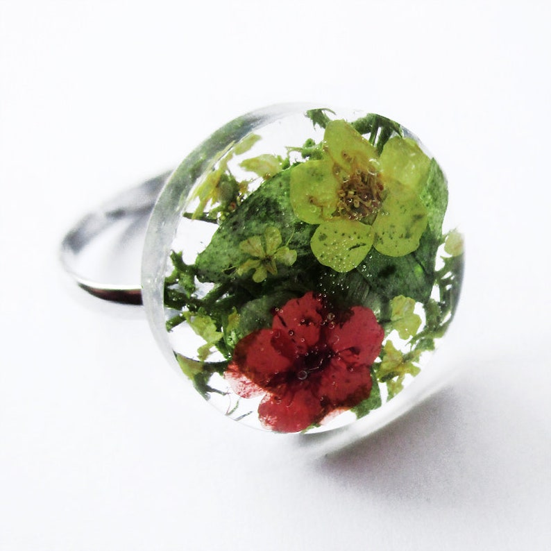 Round vegetable ring Octavia green-red flowers and resin nature jewelry of natural dried flowers