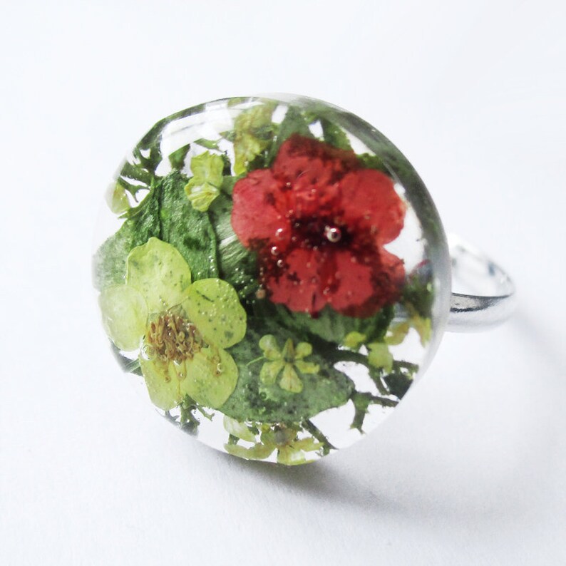 Round vegetable ring Octavia green-red flowers and resin nature jewelry of natural dried flowers