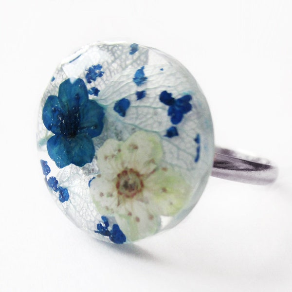 Bague végétale ronde Béryl bleu-ivoire en fleurs et résine Bijou pour femme nature en fleurs séchées naturelles