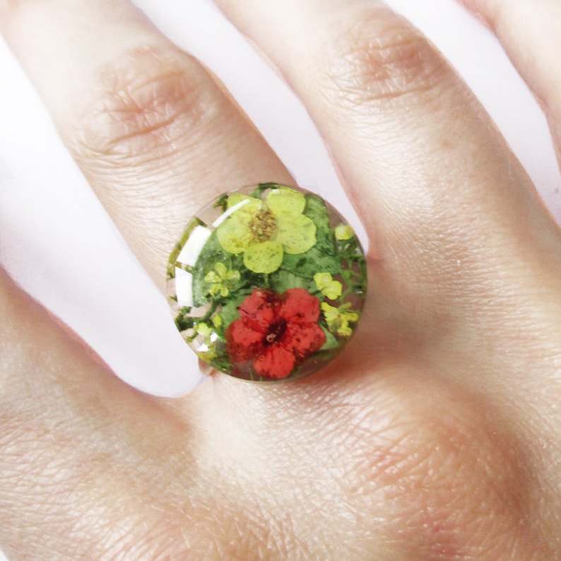 Round vegetable ring Octavia green-red flowers and resin nature jewelry of natural dried flowers