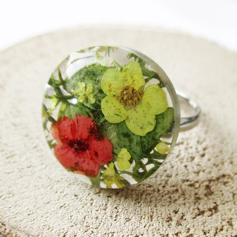Round vegetable ring Octavia green-red flowers and resin nature jewelry of natural dried flowers