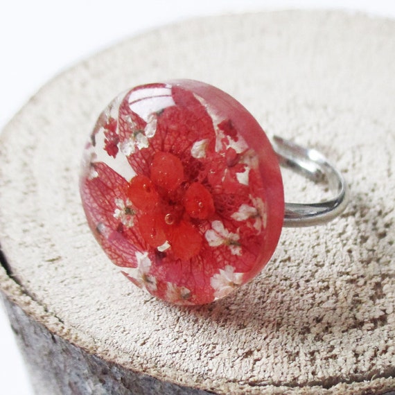 Round vegetable ring Octavia green-red flowers and resin nature jewelry of natural dried flowers
